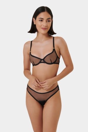 Set: Naomi Black